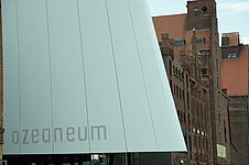 Das Ozeaneum zwischen alten Mauern