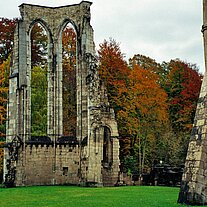Mauerreste und Herbstbäume