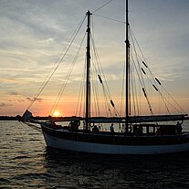 Abendsonne mit Segelboot