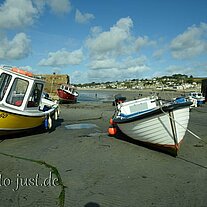 Boote im Hafen bei Ebbe