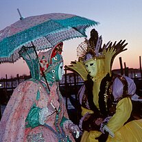 zwei Damen in Pastell