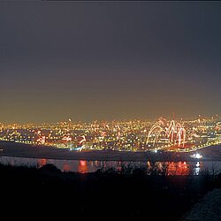 Stadt von oben im Feuerwerksmeer