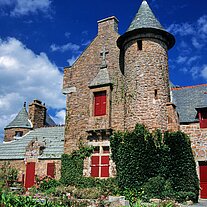 Hexenburg mit roten Fensterläden