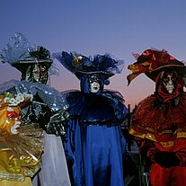 Rot Gelb Blau Weiß mit Laternen