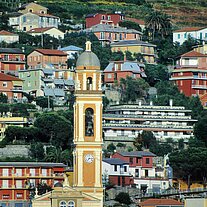 Häuser von Moneglia mt Kirche