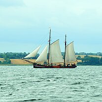Begleitendes Segelschiff im Als Fjord