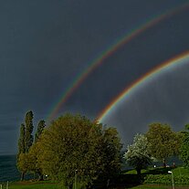 2 Regenbögen über dem See
