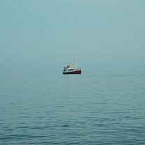 einsames Bötchen am Meer