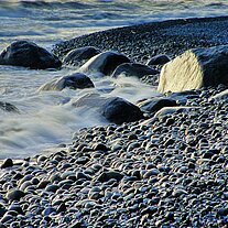 Brandung am Kiesstrand