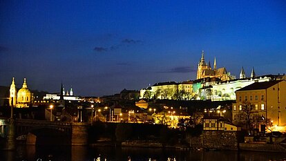 Prager Burg Hradschin mit Veitsdom nachts